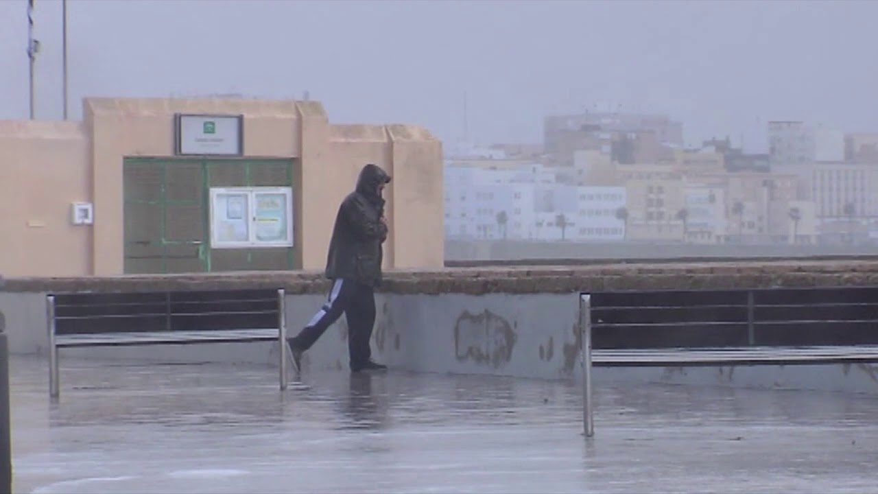 El temporal se deja sentir con fuerza en Cádiz