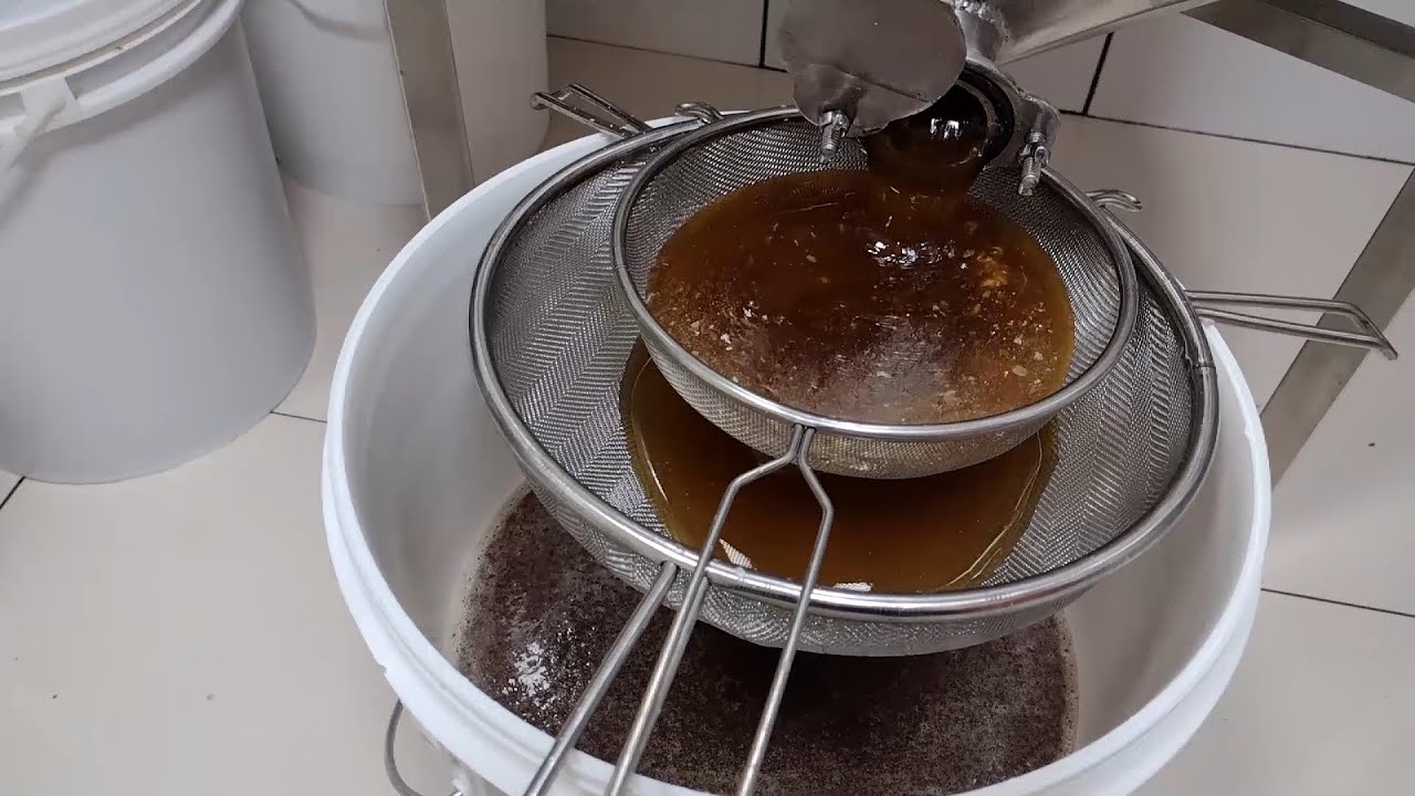 Extração do mel Manual / Manual honey extraction