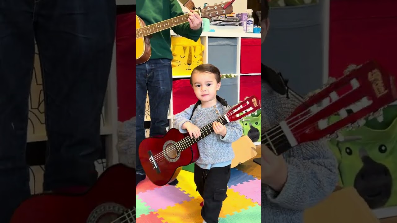 Knee knee clap clap performance by HWD @ 2yo #clap #guitarboy 