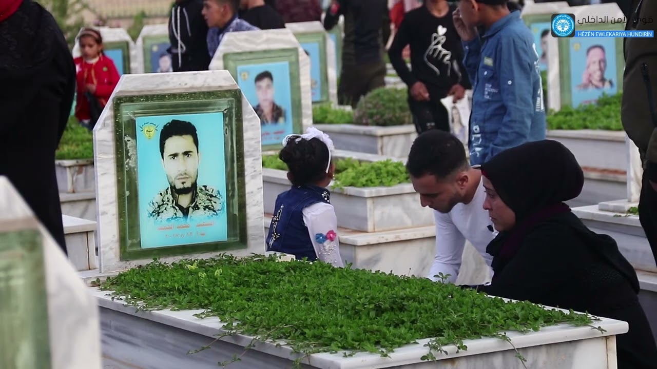 زيارة أضرحة الشهداء بمدينة منبج مِن قِبَل عوائلهم وأهالي المدينة في أول أيام عيد الفطر