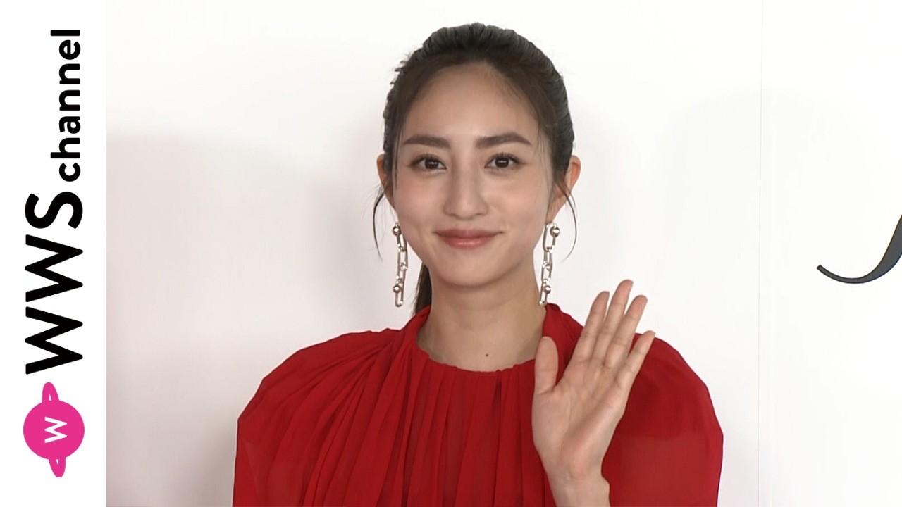 堀田茜、レッドプリーツドレス姿で登場！ ＜ULTIMUNE with LISA POP UP EVENT＞