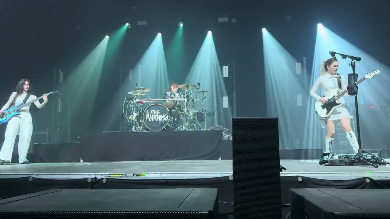 The Warning - Sharks | live Palladium Cologne 15/04/2025  (Front row)
