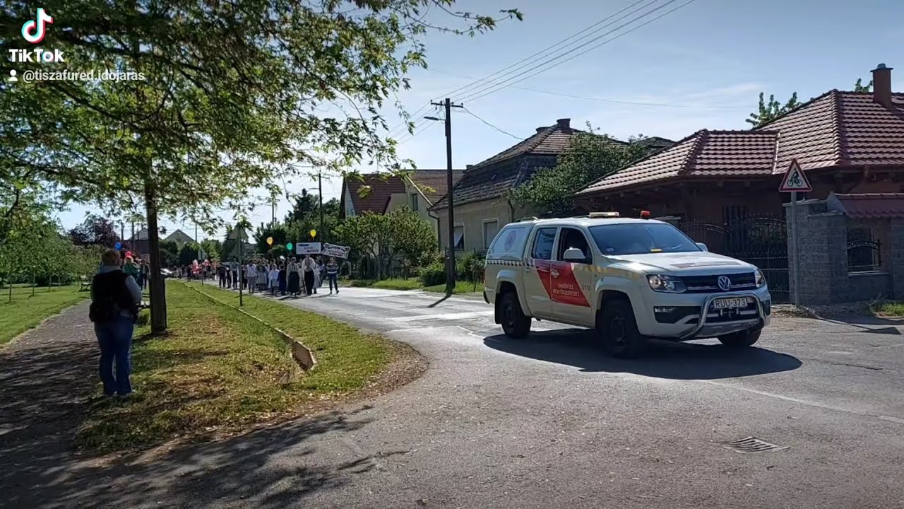 Retró felvonulás a tiszafüredi majálison