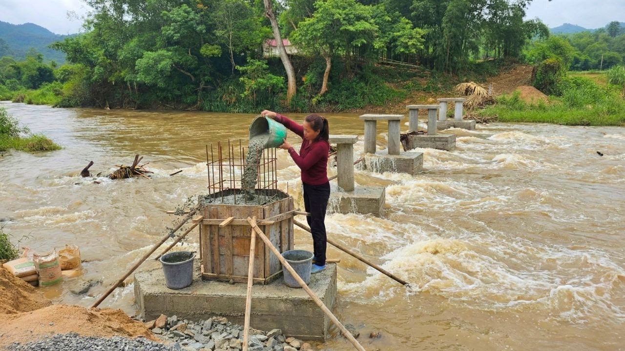 TIMELAPSE : Building a Sturdy Steel Bridge to Replace the Bridge Damaged After a Historic Flood