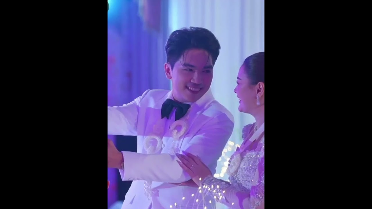 คู่บ่าวสาวในช่วงเทแชมเปญ