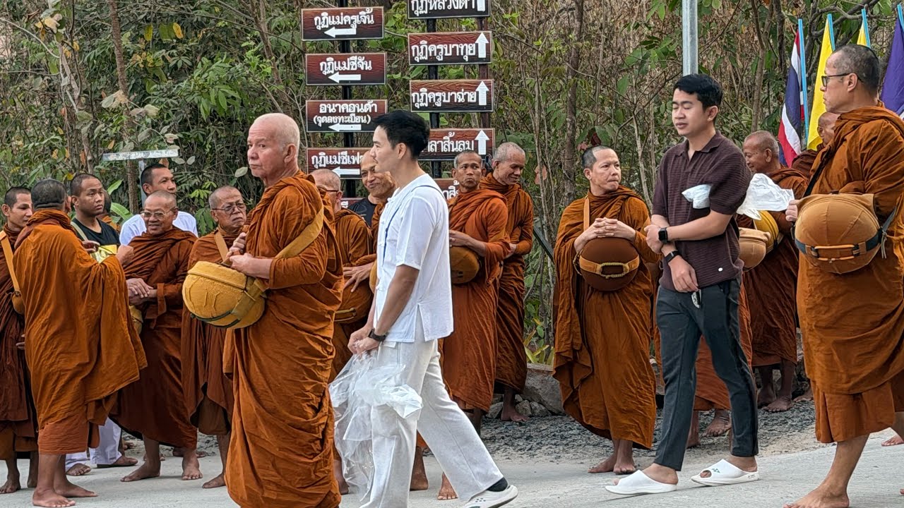 18กพ69 หลวงตาพระสิ้นคิด และคณะสงฆ์จากพุทธอุทยานทีพักสงฆ์วัดป่าบ่อน้ำพระอินทร์ ออกบิณฑบาต