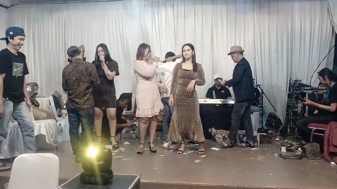 Kertas & api : VOC: Cici Amelia / Deka Cahyani / ayu Anjani / Yulista Entertainment / PMP:Yuli bonto