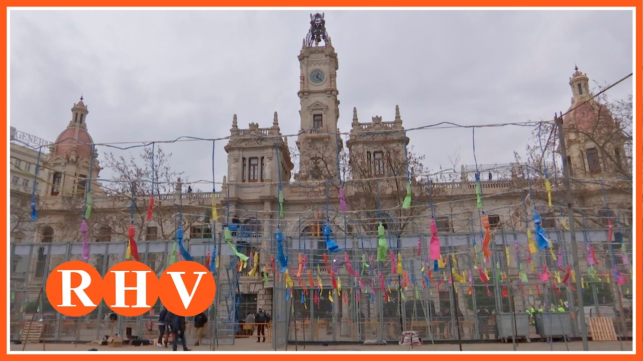 La Plaça de l’Ajuntament vibra  en una intensa mascletà de la Pirotècnia Hermanos Sirvent