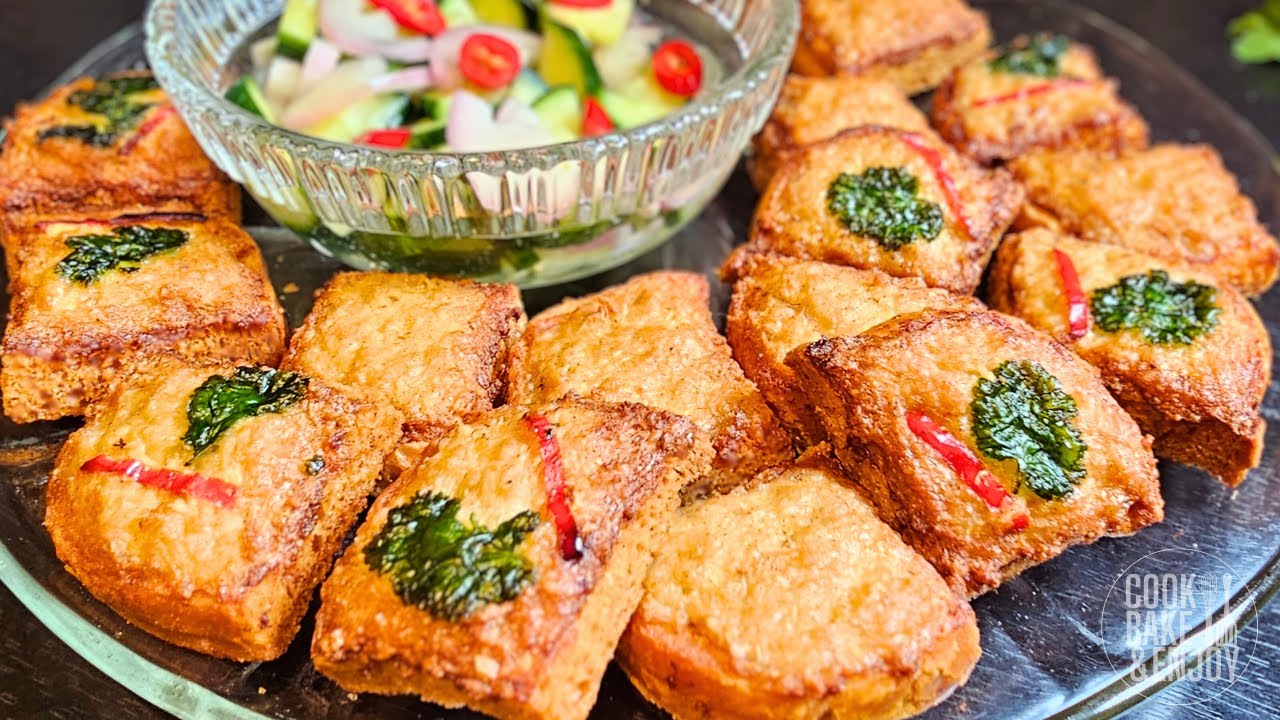 Thai pork toast - appetizer - tapas -  snack, with delicious cucumber dip ขนมปังหน้าหมู