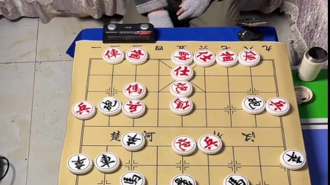 烈日下从容落子，每一步都是大爷几十年的经验