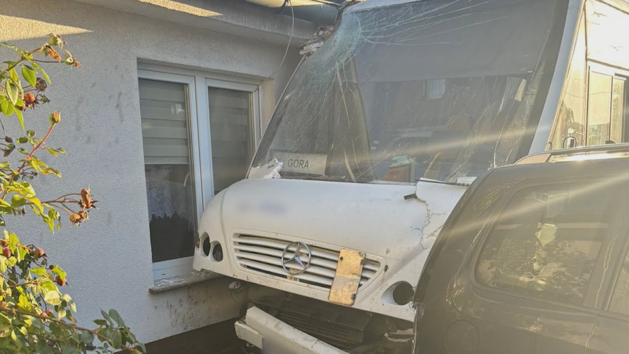 Autobus szkolny wjechał w ścianę budynku. 28-letni kierowca był pod wpływem narkotyków (UWAGA! TVN)