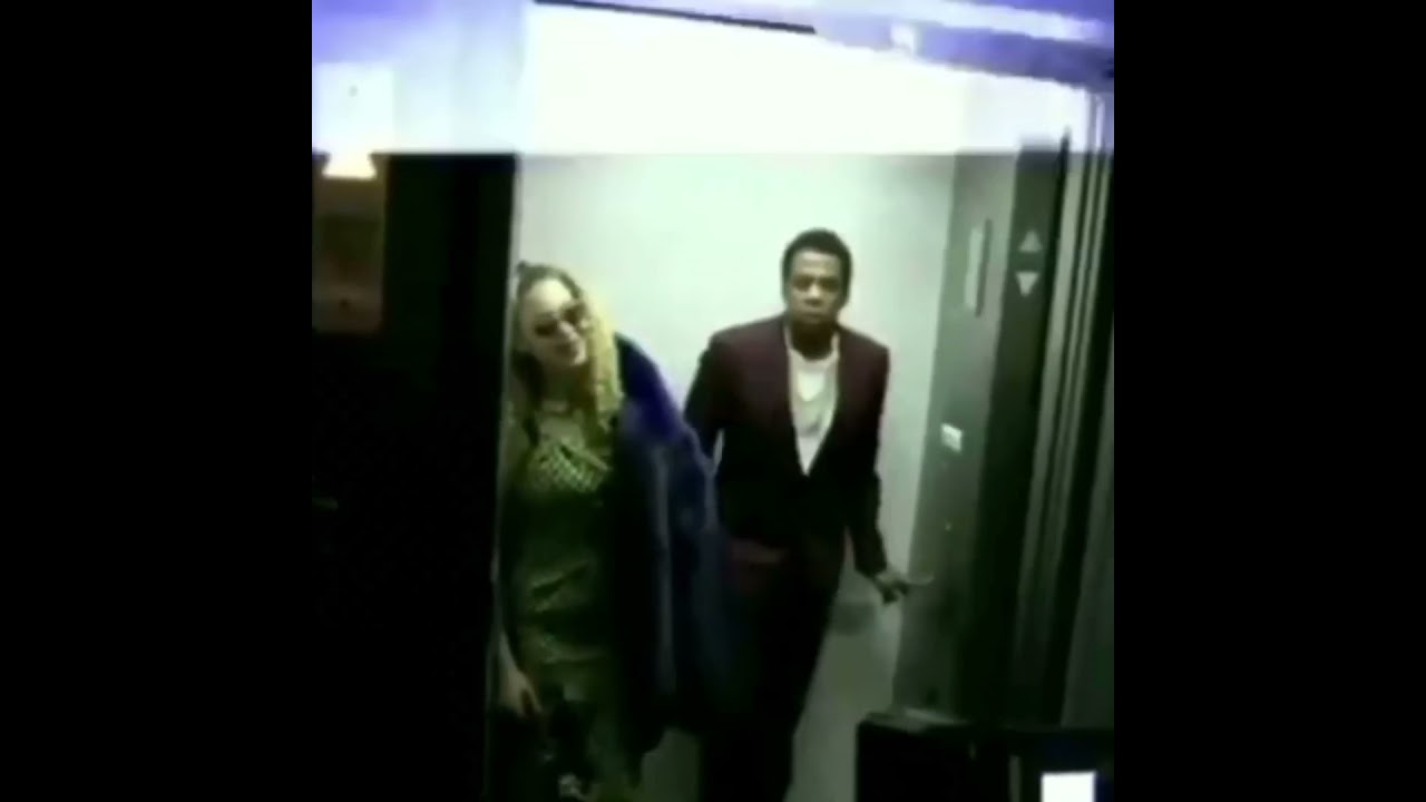 BEYONCÉ WALKING PAST PAPARAZZI