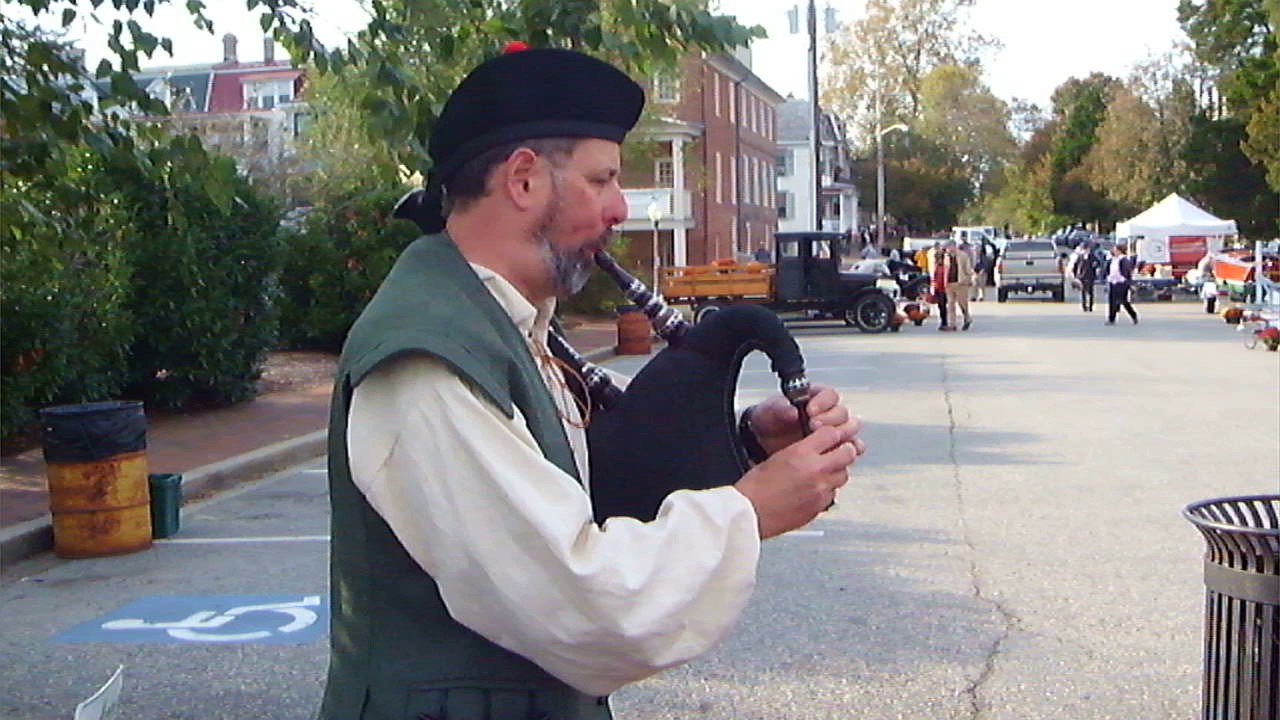 Brian McCandless demonstrates the Binioù kozh