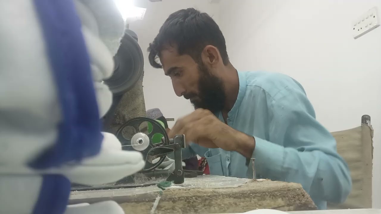 leather gloves kis machine se silai hote hain
