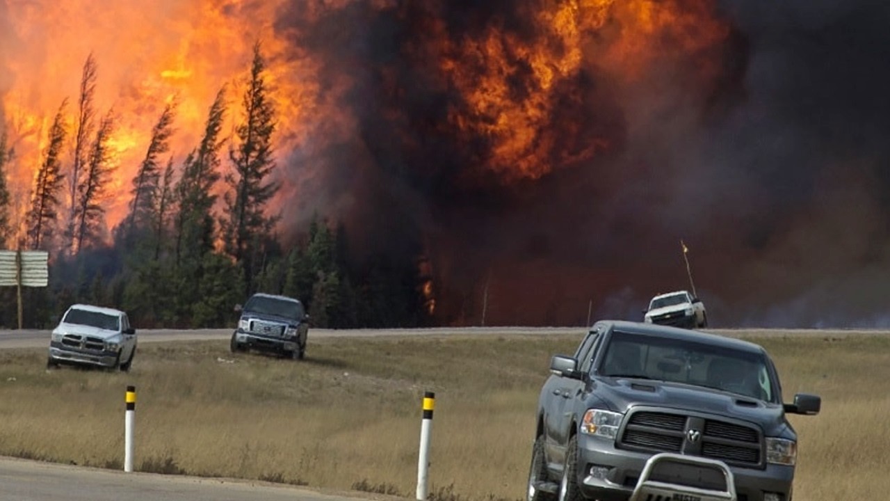 🚨 Canada's Largest Wildfire Keeps Growing | Thousands Ordered to Evacuate