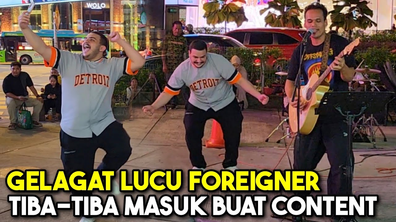 Gelagat lucu foreigner tak makan saman terjah masuk siap menari buat content Tik Tok di Sentuhan