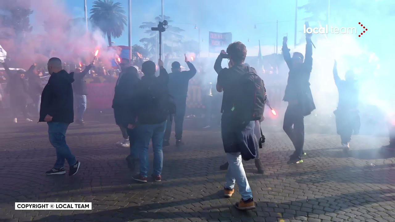 Sciopero tassisti, cori e petardi a Roma durante la manifestazione a Piazza della Repubblica