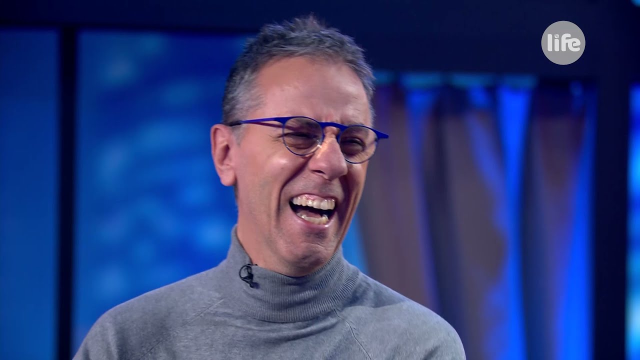 Csonka Bandi benyitott a szob&aacute;j&aacute;ba, &eacute;s egy szerb seg&eacute;dmunk&aacute;st tal&aacute;lt