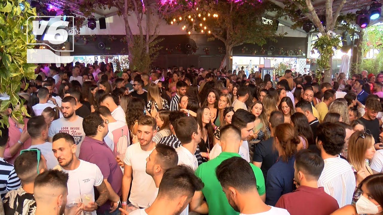 Gente en Feria en Carpa Ay Carmela