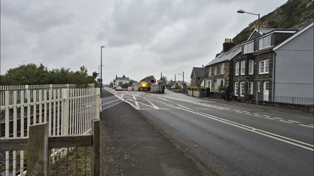 *Cambrian Coast Express* Harlech Morfa Level Crossing, Gwynedd (18/04/2024)