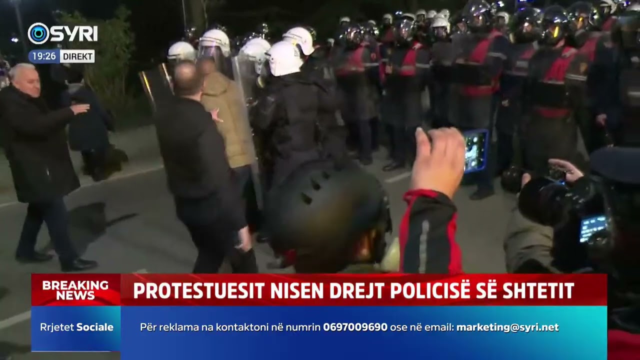Kordon policor para Drejtorisë së Policisë, protestuesit përplasen me policinë