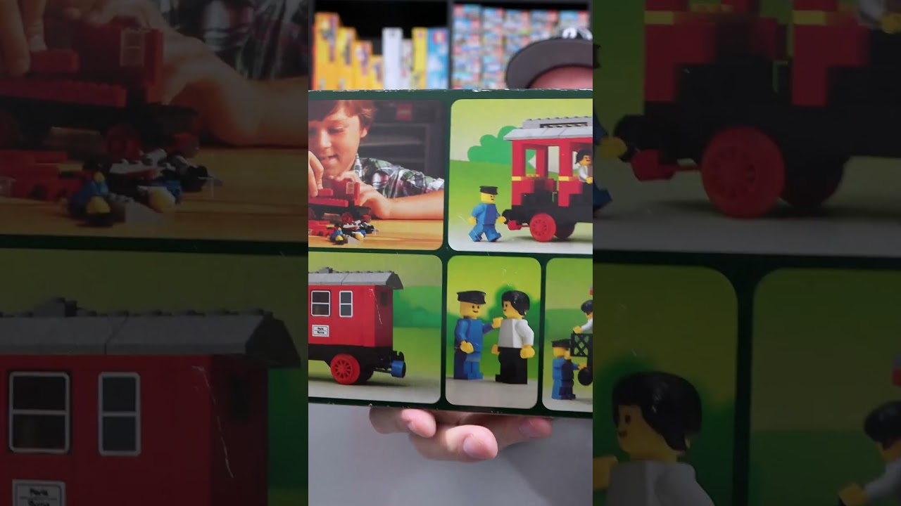 Kunstvolle alte LEGO Kartons in Dunkelgr&uuml;n.