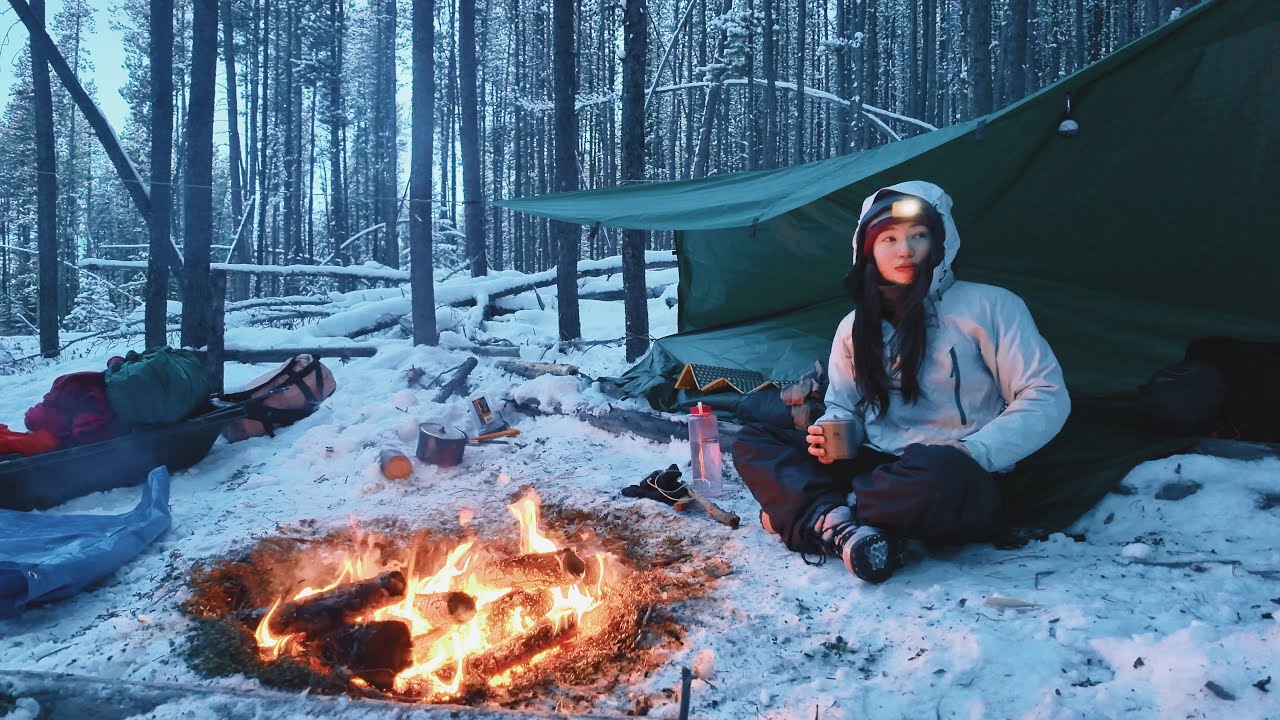 Зимний одиночный кемпинг — сон в брезентовом укрытии