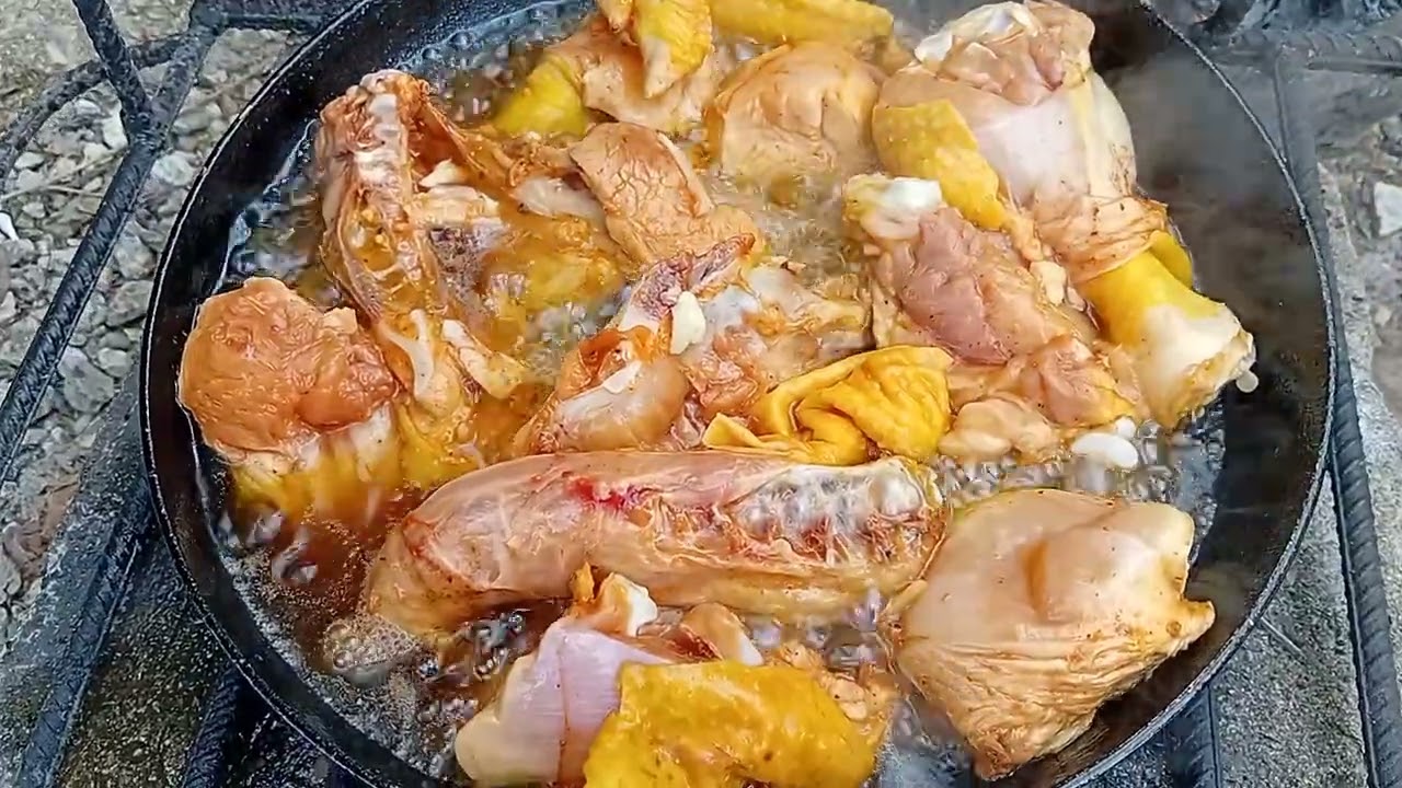 Un rico pollo frito. Sazonado con ajo, paprica y sal. Con unos frijoles cocidos en olla de barro