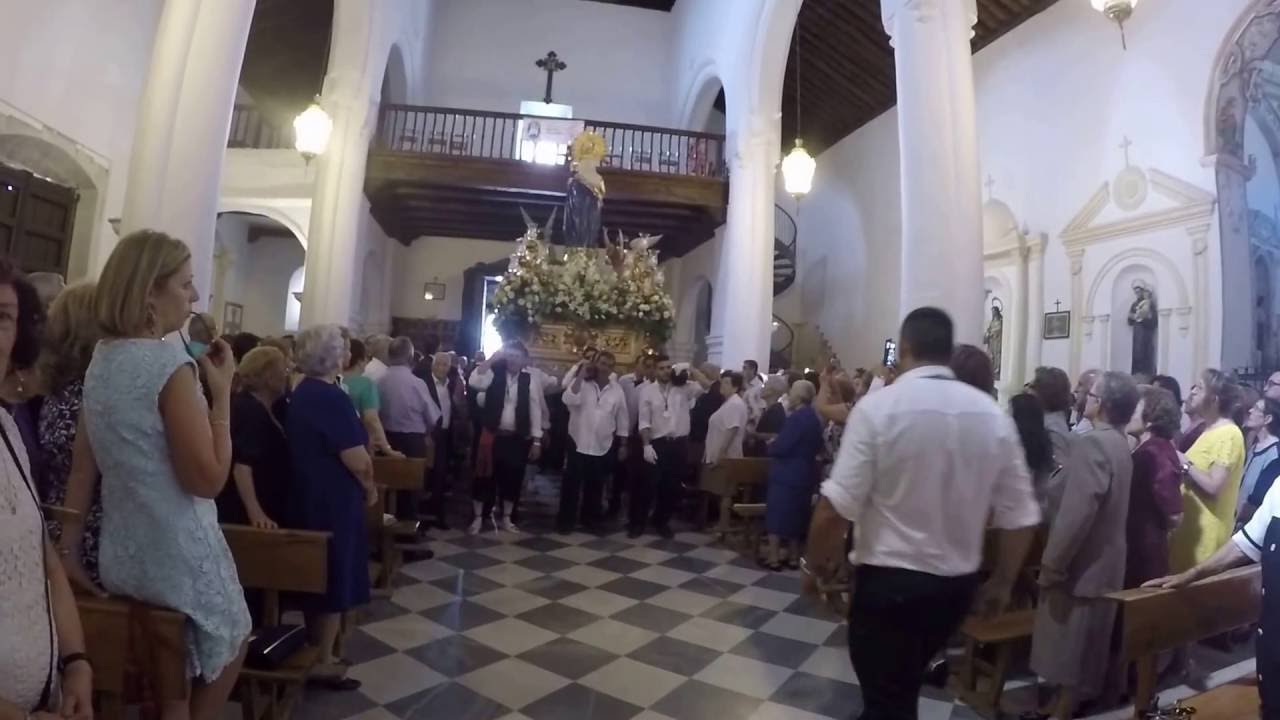 Entrada de la Tizna en su iglesia al paso de sus costaleros.