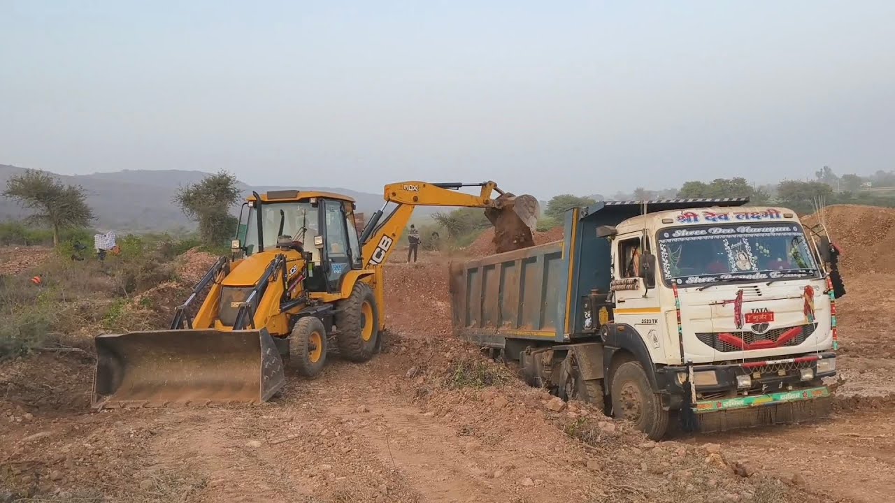 आज तो जेसीबी से डंपर लोडिंग करते हुए 
