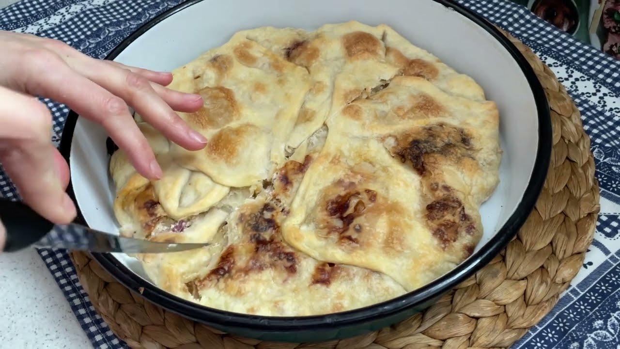 Starinska bez kvasna pita pogasnjak sa suvinom lukom i pavlakom.Brza jefina i vrlo ukusna pita