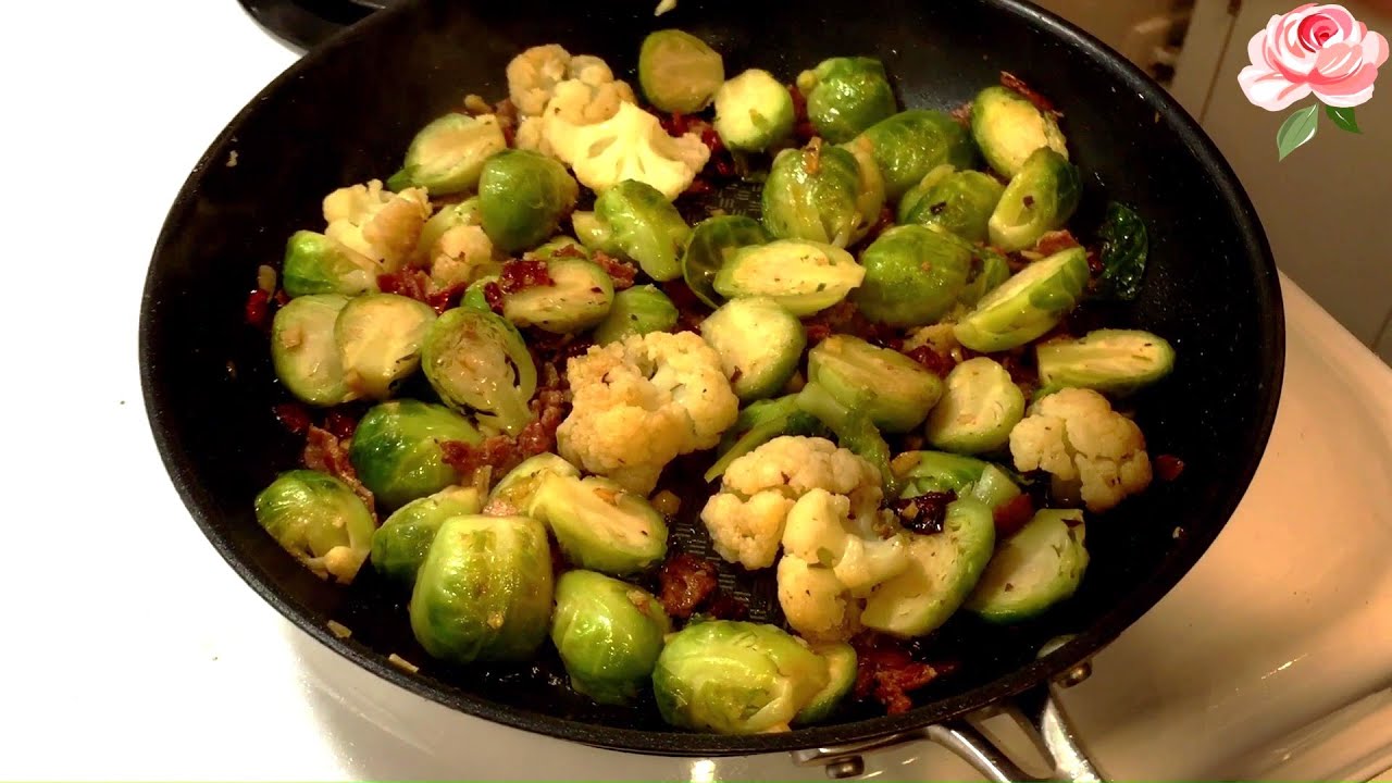 Brukselka na Boczku Wędzonym z Suszonymi Pomidorami(Brussels Sprouts With Smoked Bacon and Tomatoes)