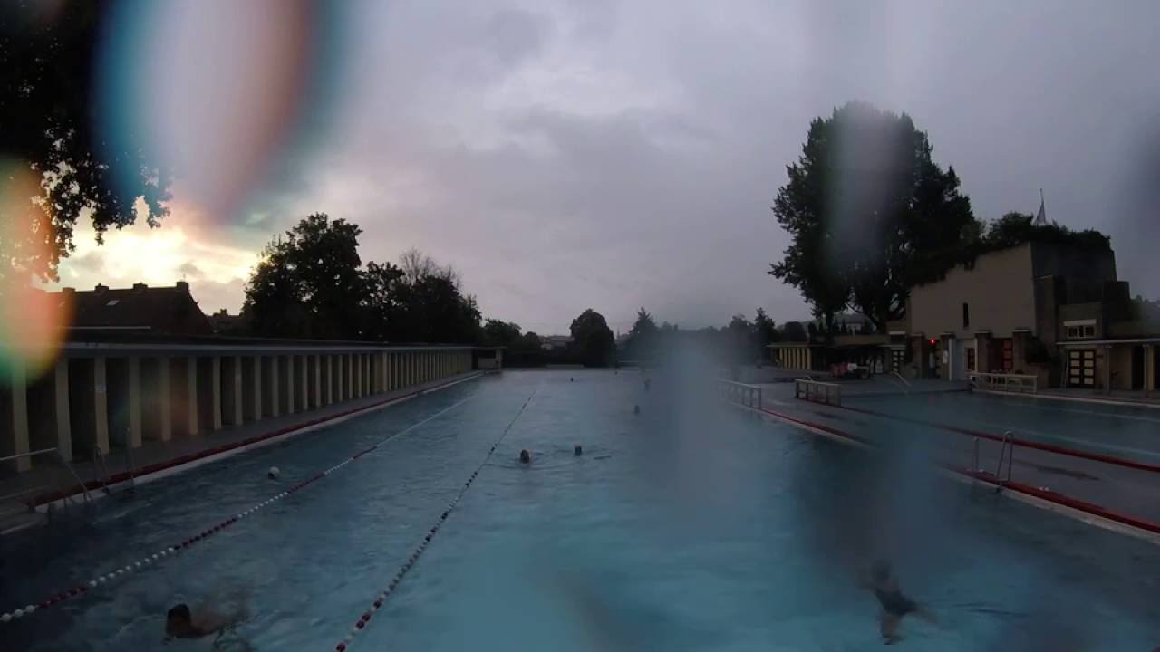 Zwemmen in De Houtvaart in de regen
