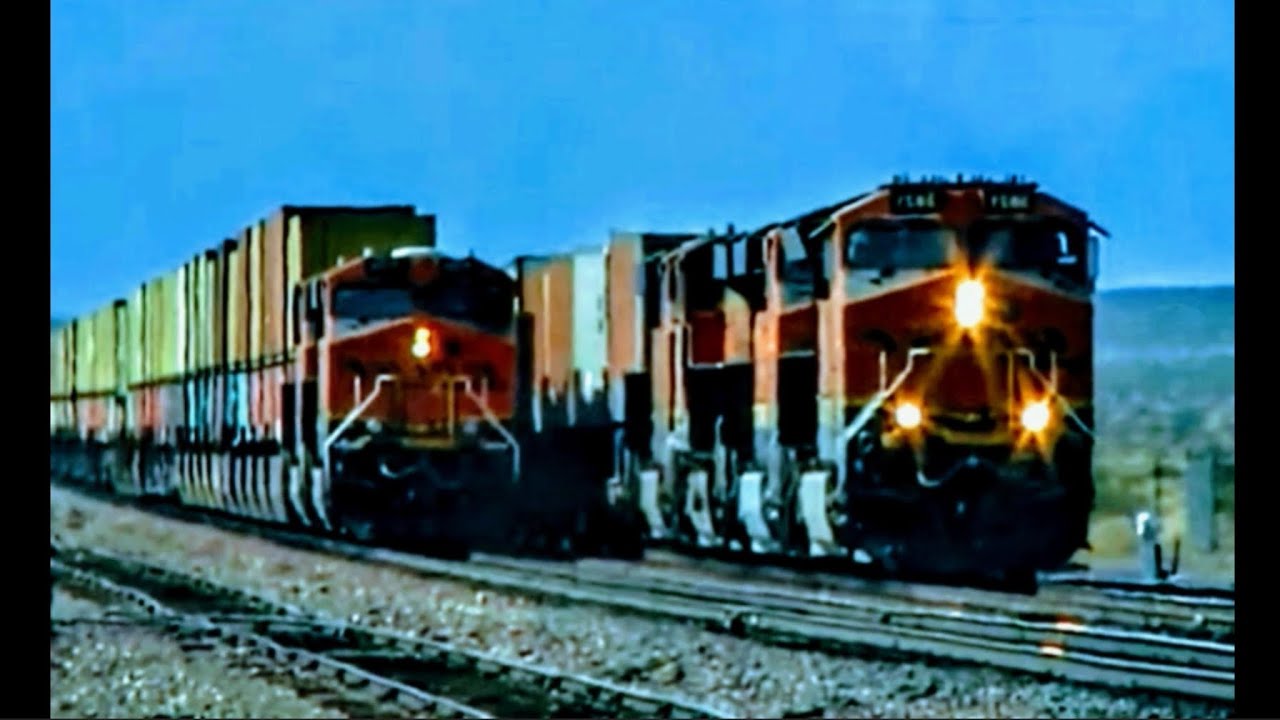 HD: HIGH SPEED BNSF FREIGHT TRAINS ACROSS THE MOJAVE DESERT 2018