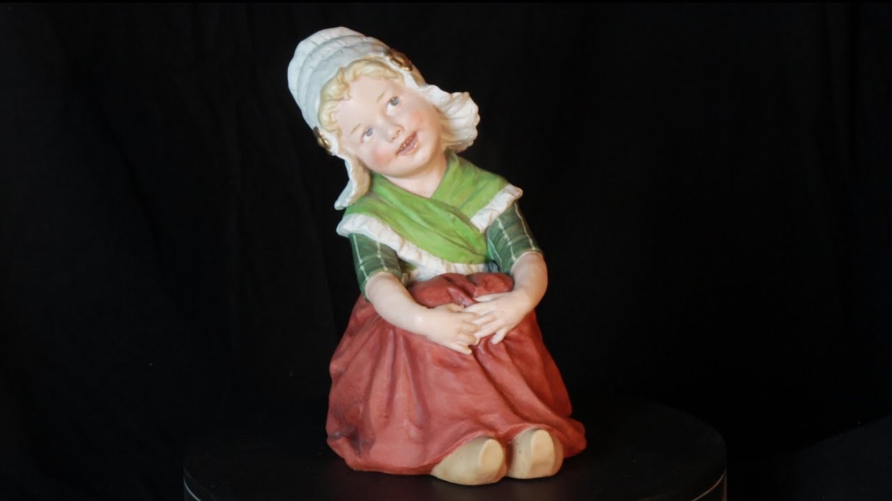 Gebr&uuml;der Heubach - Fillette hollandaise, figurine en biscuit