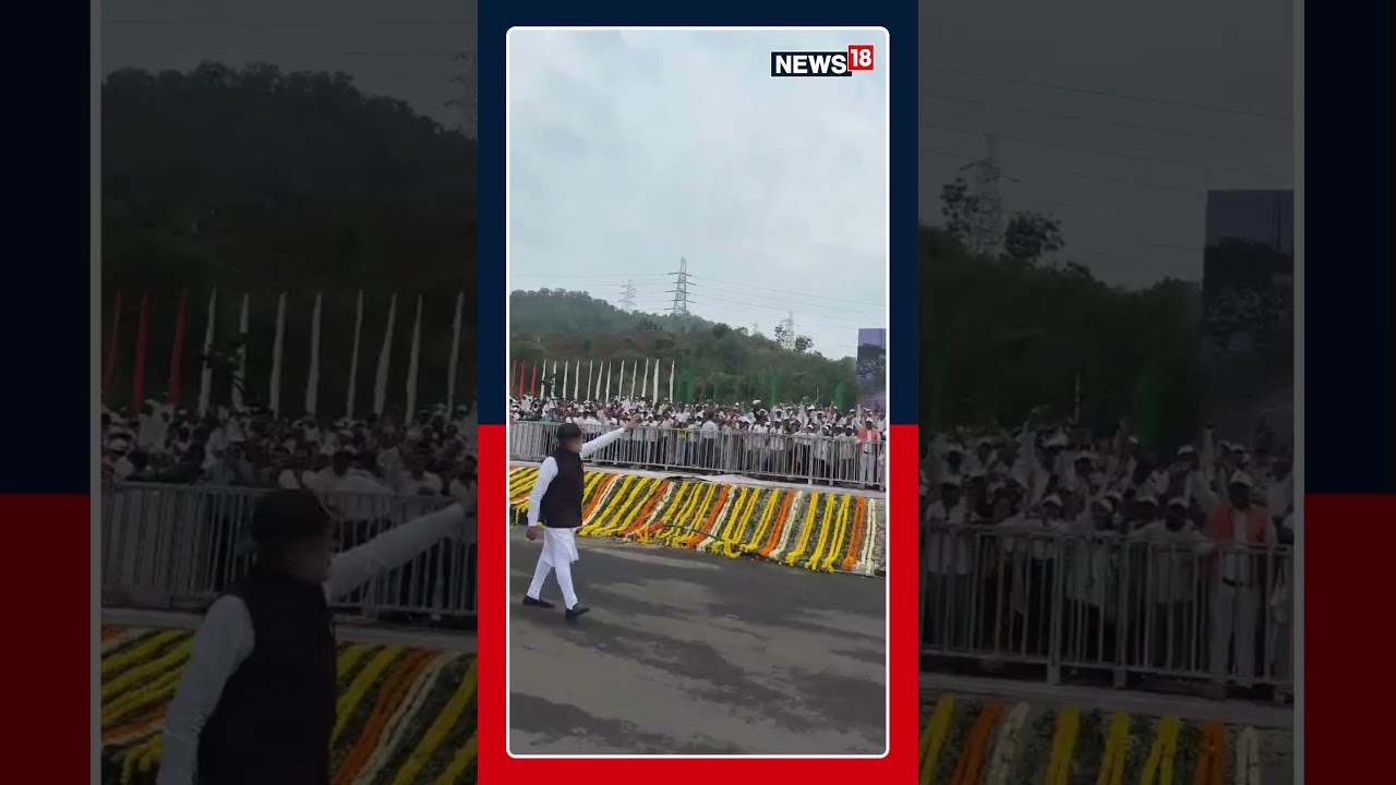 Премьер-министр Моди лично прошел весь маршрут парада, тепло общаясь с собравшимися по пути толпами