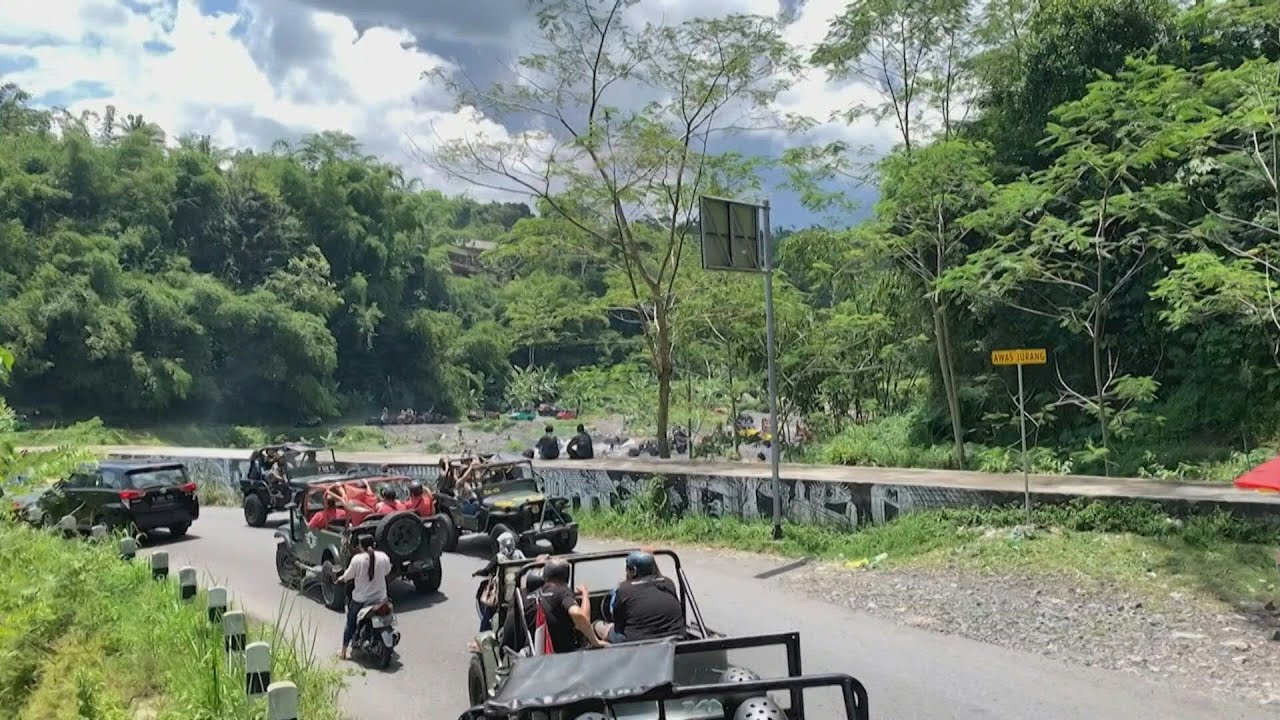 Indonesian tourists flee Mount Merapi's eruption | AFP