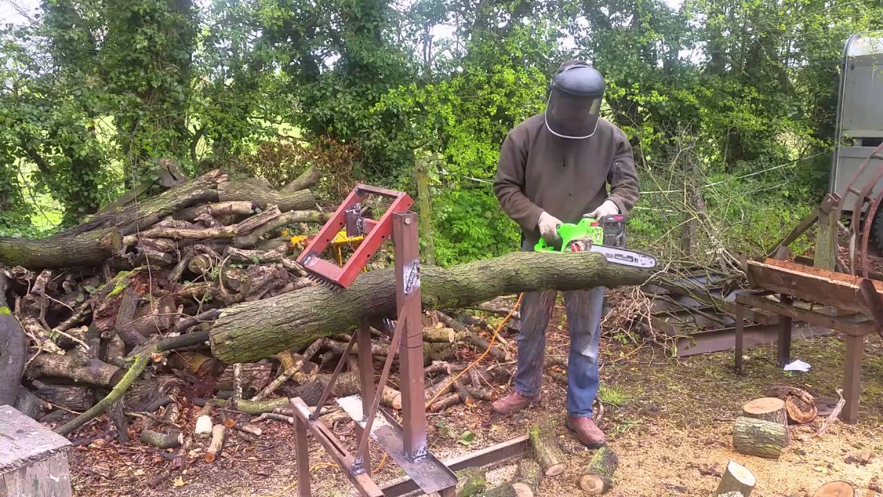 Home made log/timber holder for cutting with chain saw.