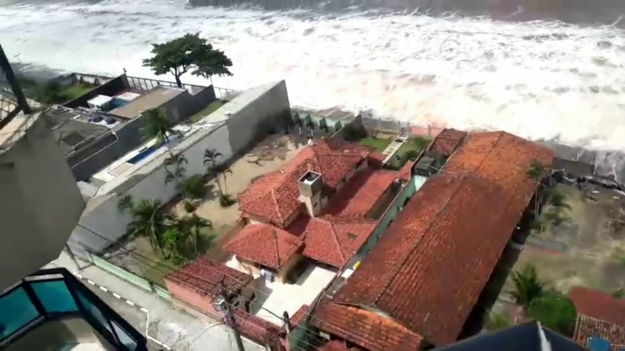 Mar invade casas  no litoral Norte SP