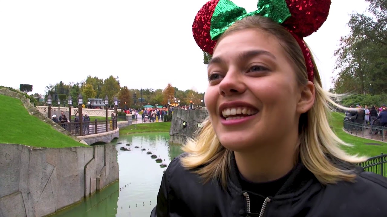 #Louane : une journée magique au Parc Disneyland avec Mickey