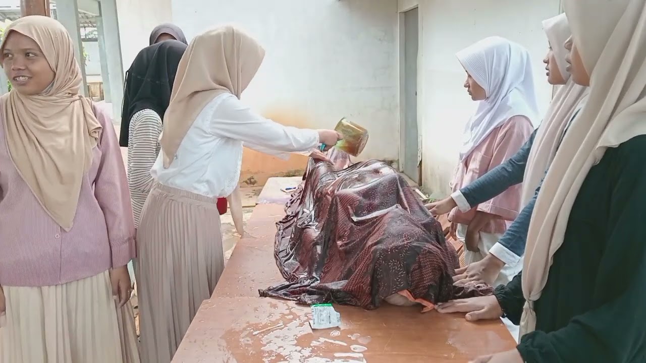 Tata Cara Memandikan dan Mengafani Jenazah Perempuan
