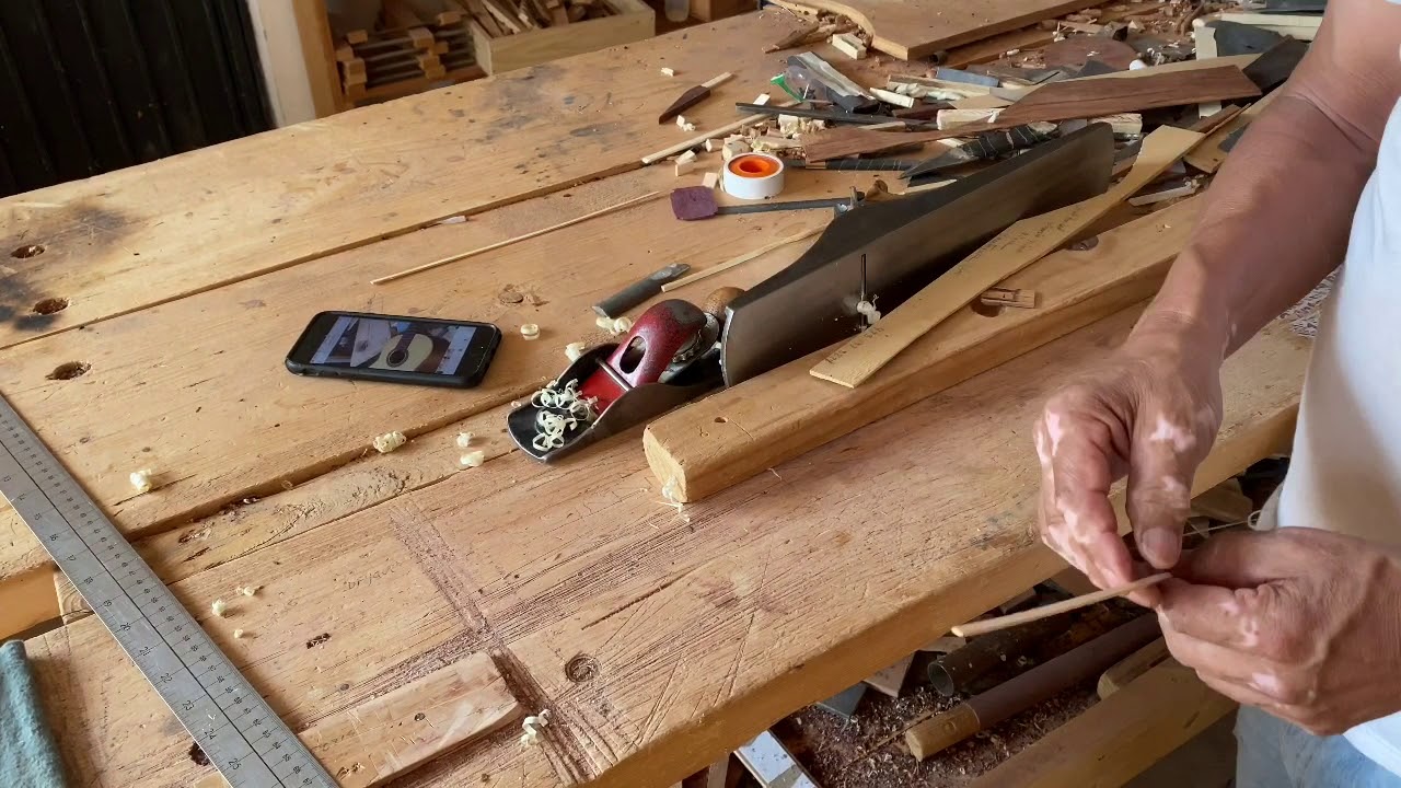 Restauración de una tapa por fractura en la parte de las primeras del diapasón cuerdas agudas