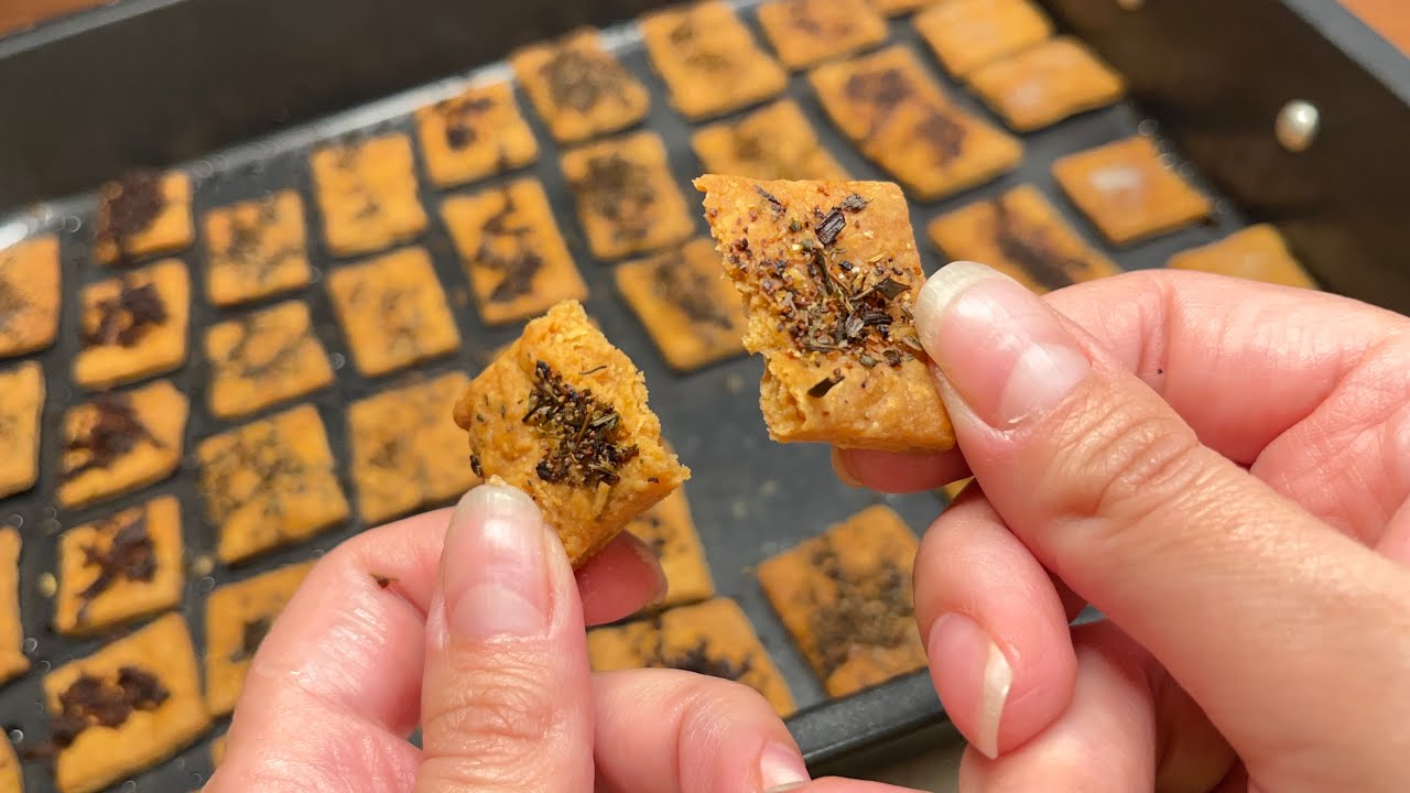 How to Make Crackers at Home (Easy Recipe)
