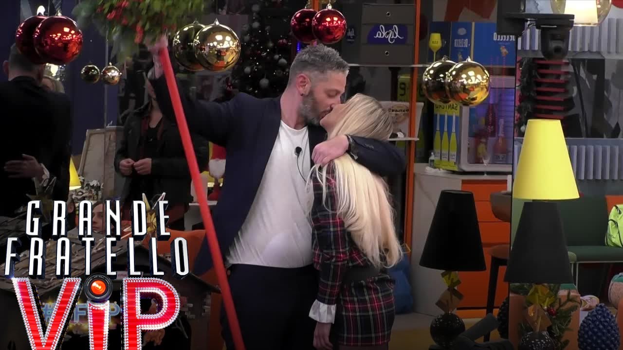 Grande Fratello VIP - I baci sotto il vischio