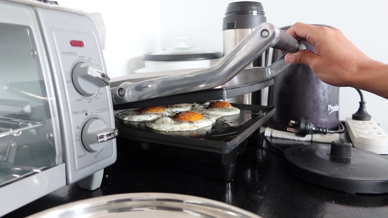 How to fry eggs on a sandwich press