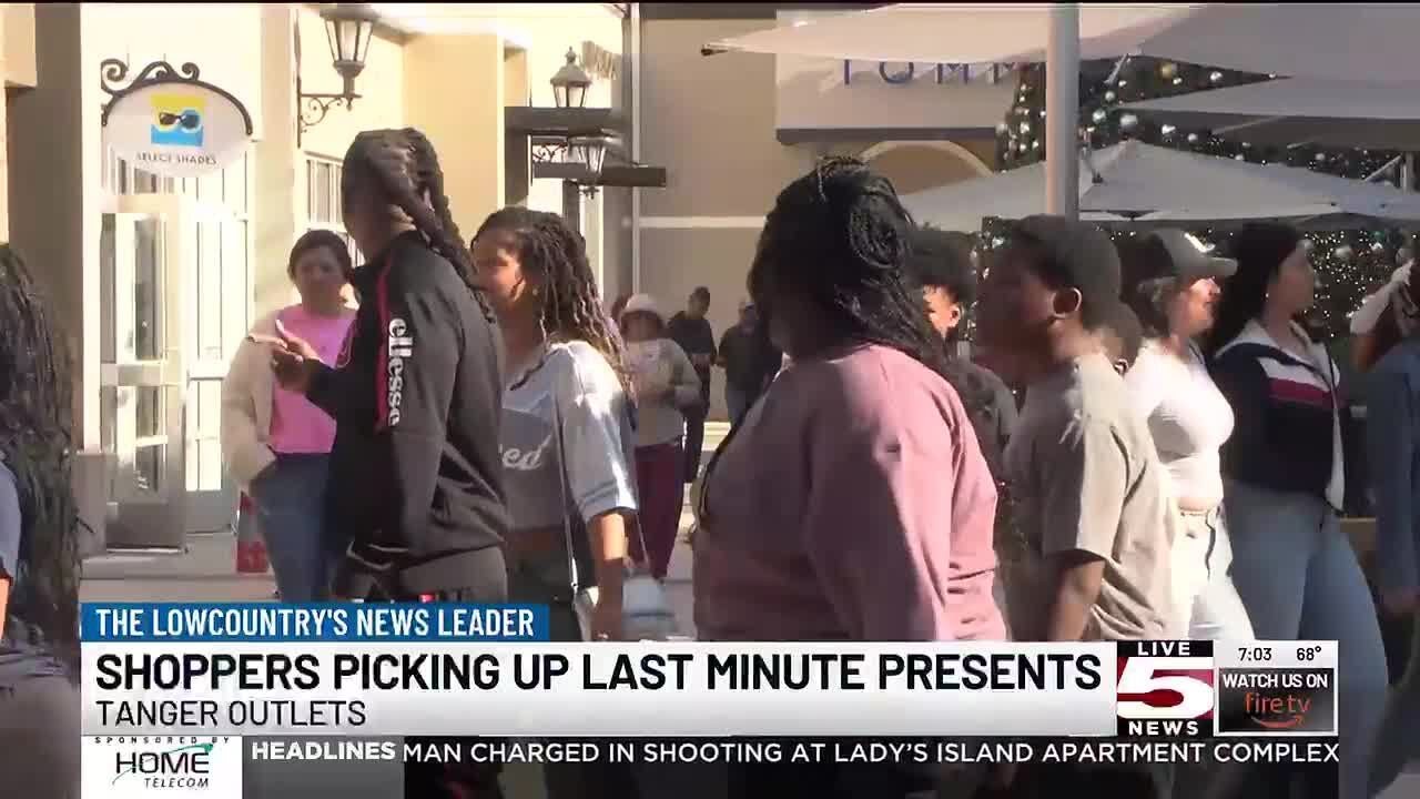 VIDEO: Last-minute Christmas shoppers find lighter crowds at Tanger Outlets