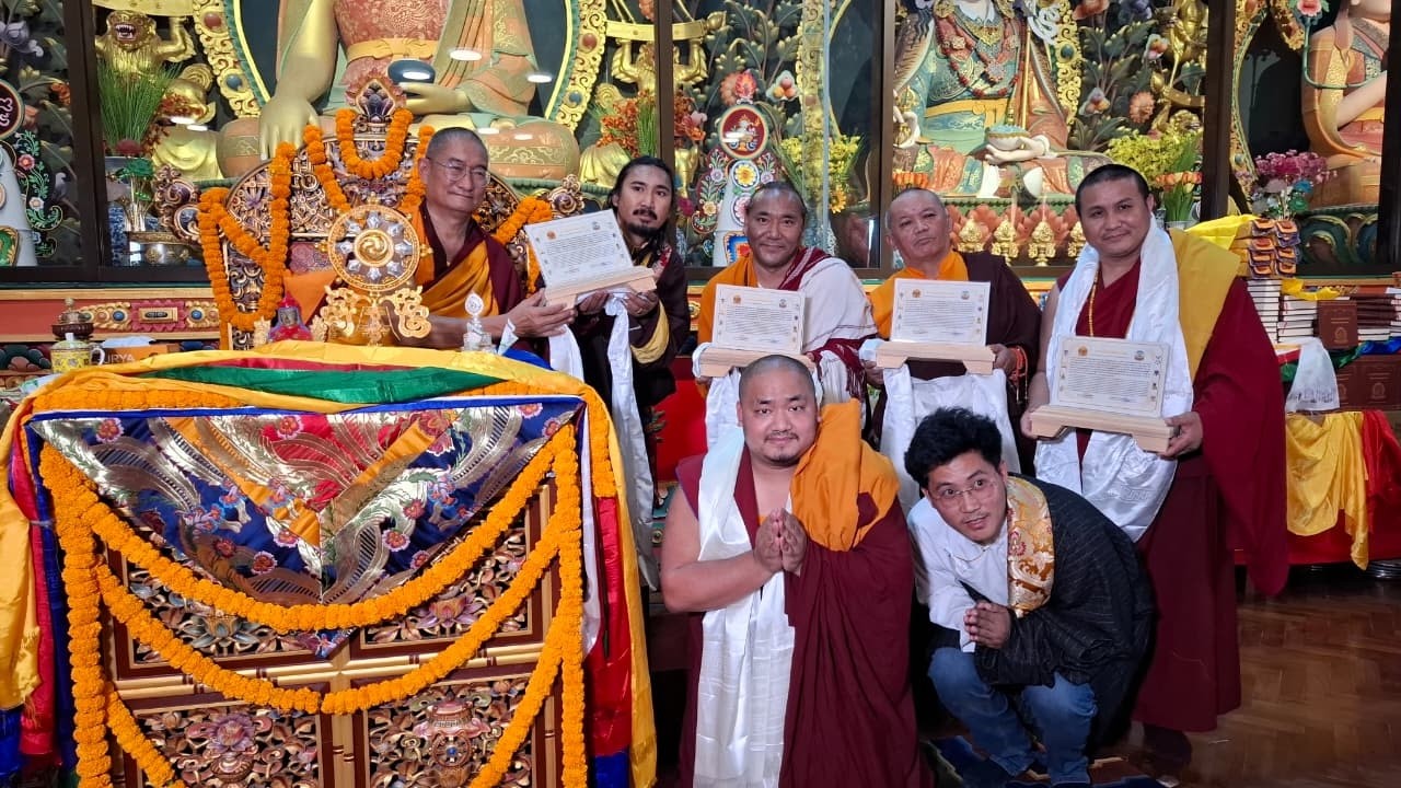 རྒྱལ་སྤྱི་ཇོ་ནང་འགྲོ་ཕན་ལྷན་ཚོགས་ནས་ཐུགས་རྗེ་ལེགས་འབུལ་ཕྱག་འཁྱེར་བརྩལ་བ། Dolpo Society