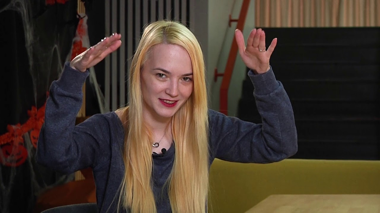using gestures and facial expressions in a lesson