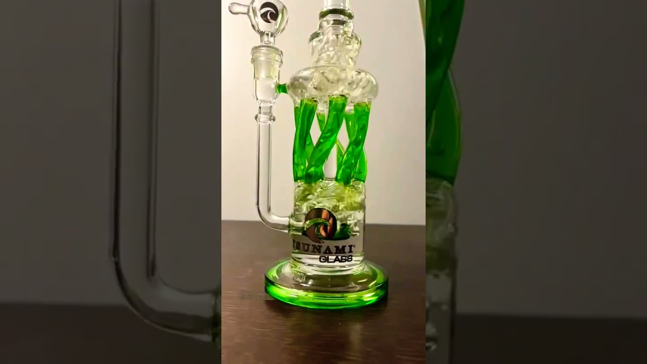 #glassart #recyclerglass #green #420 #420daily #bong #art #rig #functionvideo #growth #glass #bong