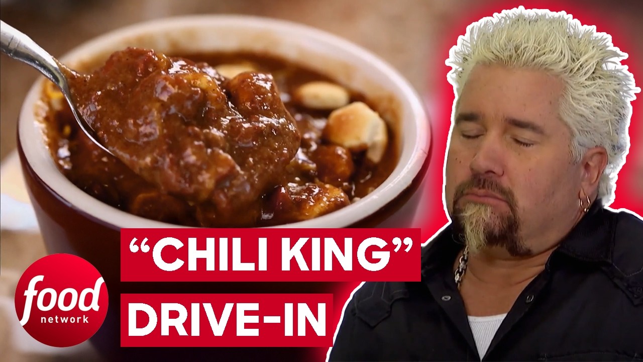 Парень пробует знаменитое блюдо «Chili King» в традиционном американском авто-ресторане | Закусоч...